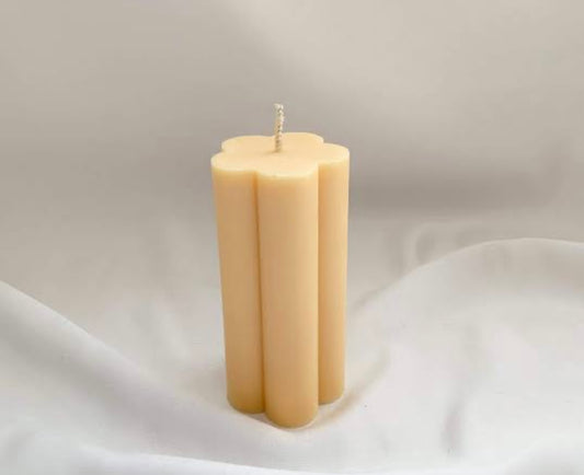 Daisy flower candle